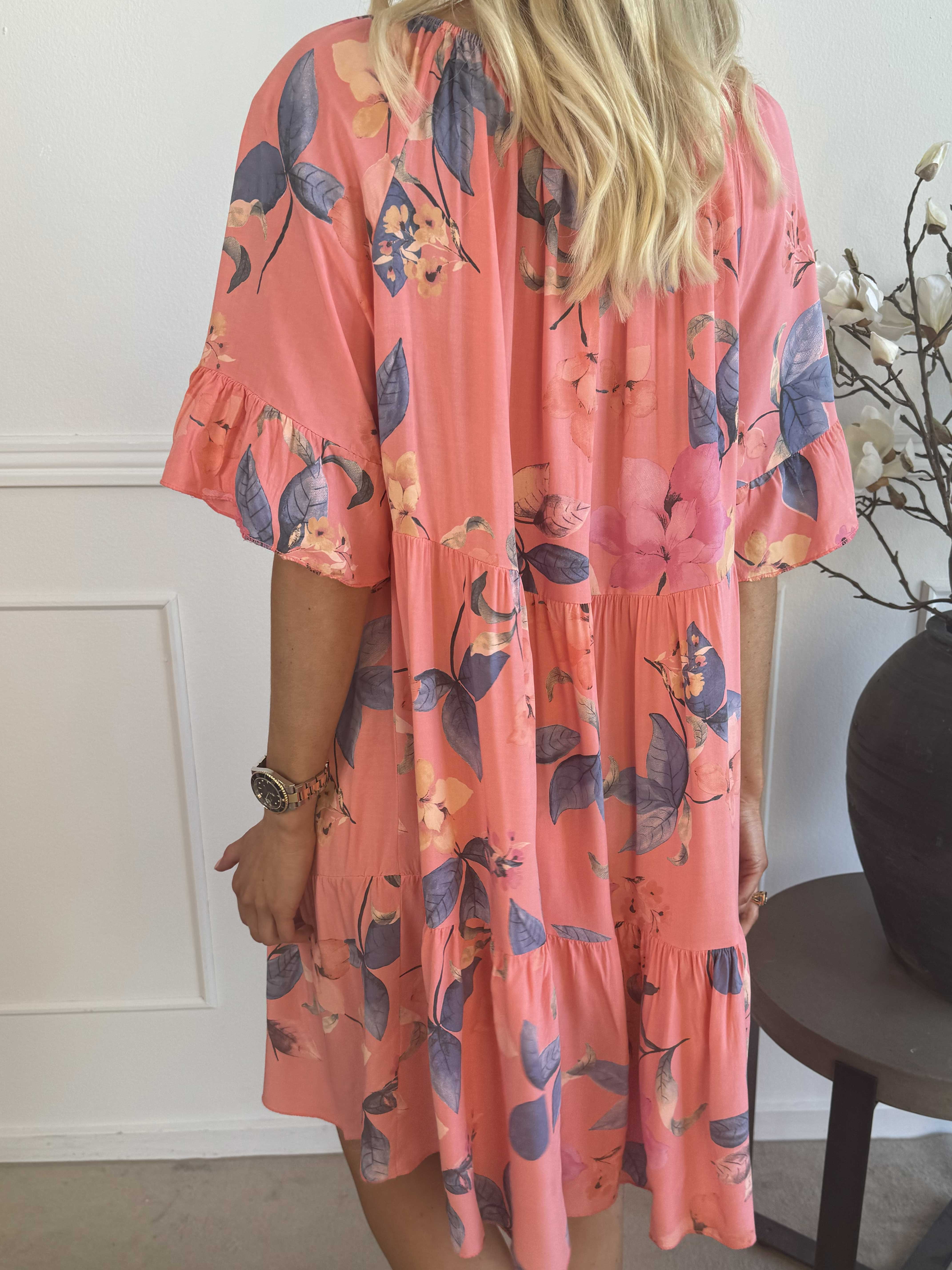 Malibu - Blomstret kjole i bomuld med elastik i udskæringen